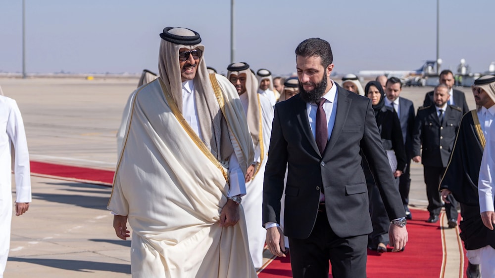 La visita del emir qatarí se produce un día después de la designación de Al-Sharaa como presidente interino de Siria.