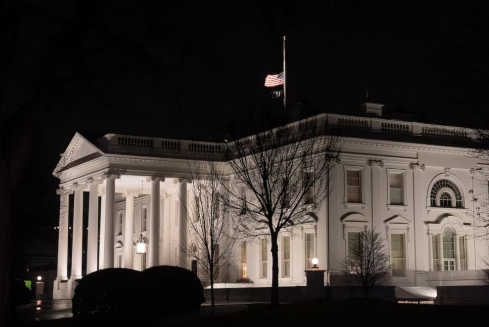 La bandera estadounidense izada a media asta en la Casa Blanca en honor al fallecido expresidente Jimmy Carter. (Foto: AP)