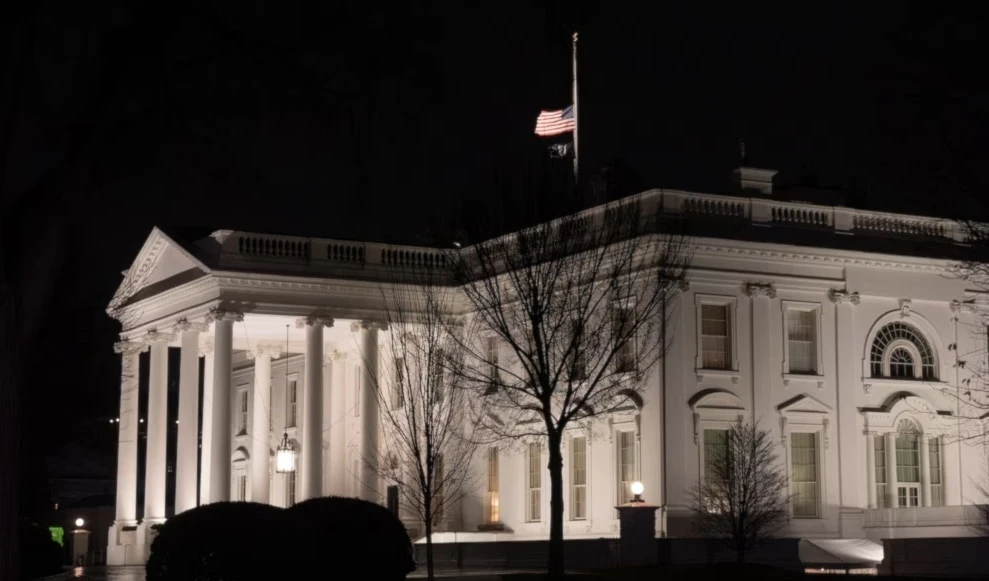 La bandera estadounidense izada a media asta en la Casa Blanca en honor al fallecido expresidente Jimmy Carter. (Foto: AP)