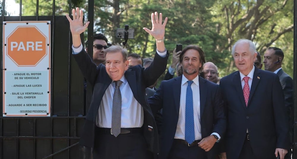 El líder opositor venezolano Edmundo González Urrutia (a la izquierda) saluda a simpatizantes junto al presidente de Uruguay, Luis Lacalle Pou (en el centro), en Montevideo. Foto: EFE