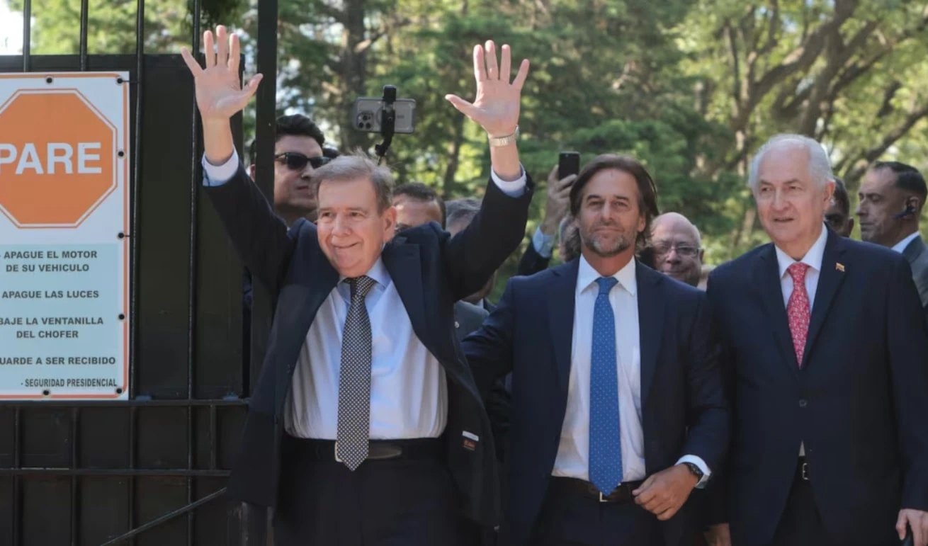 El líder opositor venezolano Edmundo González Urrutia (a la izquierda) saluda a simpatizantes junto al presidente de Uruguay, Luis Lacalle Pou (en el centro), en Montevideo. Foto: EFE El líder opositor venezolano Edmundo González Urrutia (a la izquierda) saluda a simpatizantes junto al presidente de Uruguay, Luis Lacalle Pou (en el centro), en Montevideo. Foto: EFE
