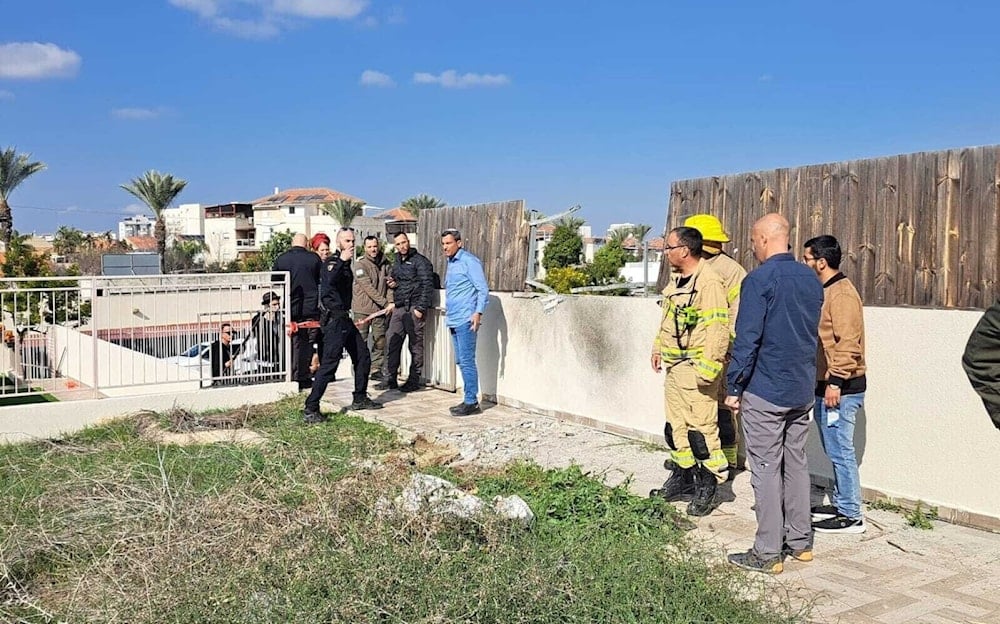 Funcionarios y servicios de emergencia en la casa de Sderot que fue alcanzada por un misil disparado desde Gaza. (Foto: Medios israelíes)