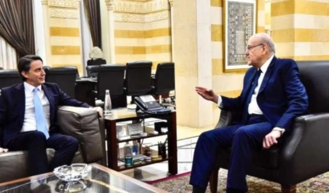 Najib Mikati durante su encuentro con el enviado estadounidense Amos Hochstein.
