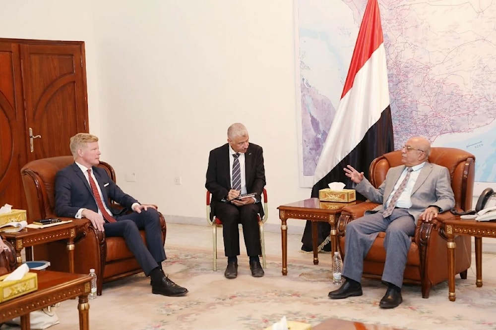 Encuentro entre el ministro de Asuntos Exteriores del gobierno de Saná, en Yemen, Jamal Ahmed Amer, y el enviado especial del secretario general de la ONU, Hans Grundberg.