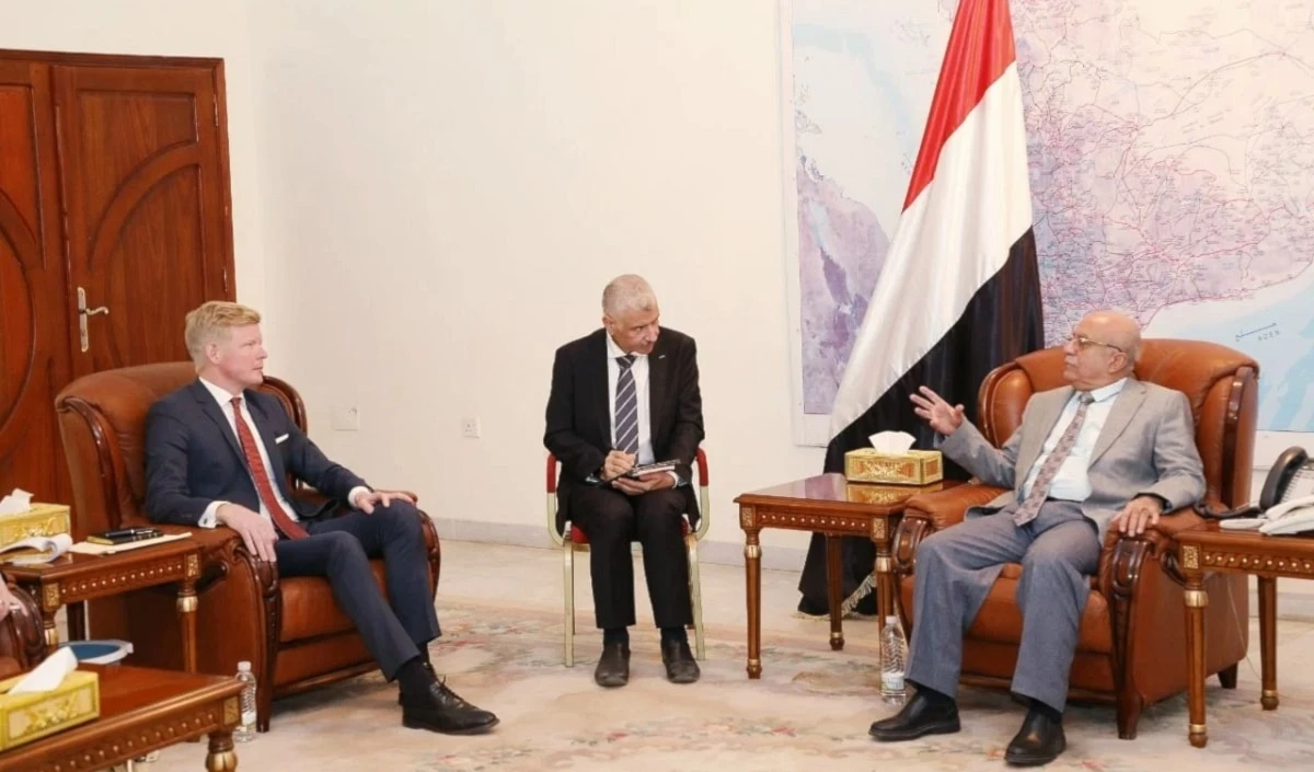 Encuentro entre el ministro de Asuntos Exteriores del gobierno de Saná, en Yemen, Jamal Ahmed Amer, y el enviado especial del secretario general de la ONU, Hans Grundberg.