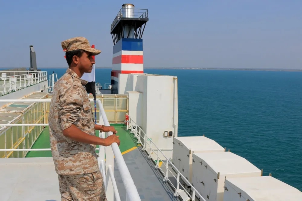 Un guardia de seguridad yemenita a bordo del carguero Galaxy Leader, capturado por las Fuerzas Armadas de Saná en noviembre de 2023 en el Mar Rojo. (Foto: AFP)