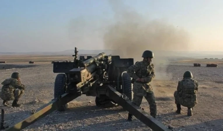 Grupos armados sirios enfrentados en Alepo, Siria.