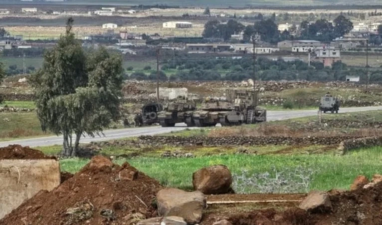 Tanques israelíes y una excavadora avanzan hacia las afueras de Quneitra. (Foto: AFP)