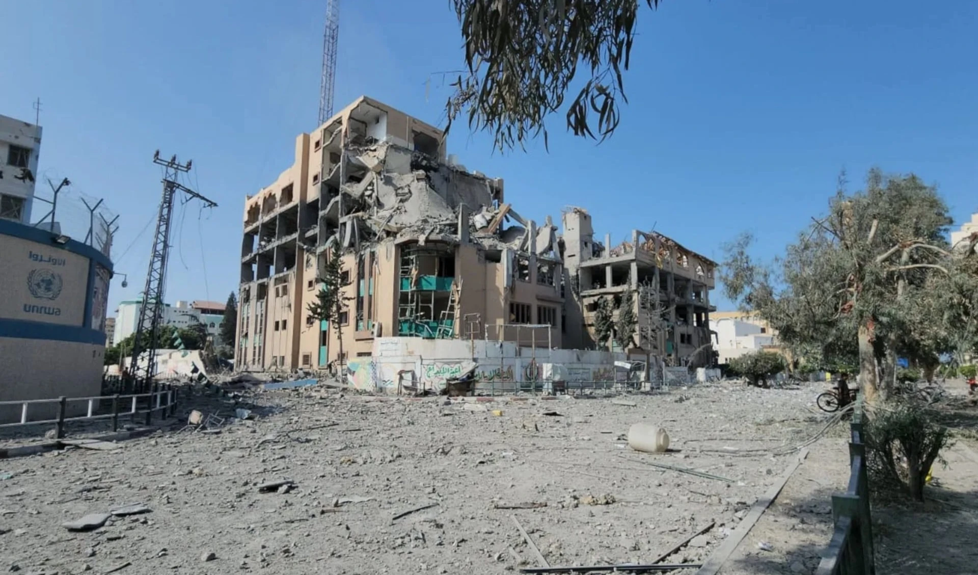 Más de 40 palestinos, incluidos rescatistas, murieron en ataques israelíes contra escuelas y viviendas en Gaza.