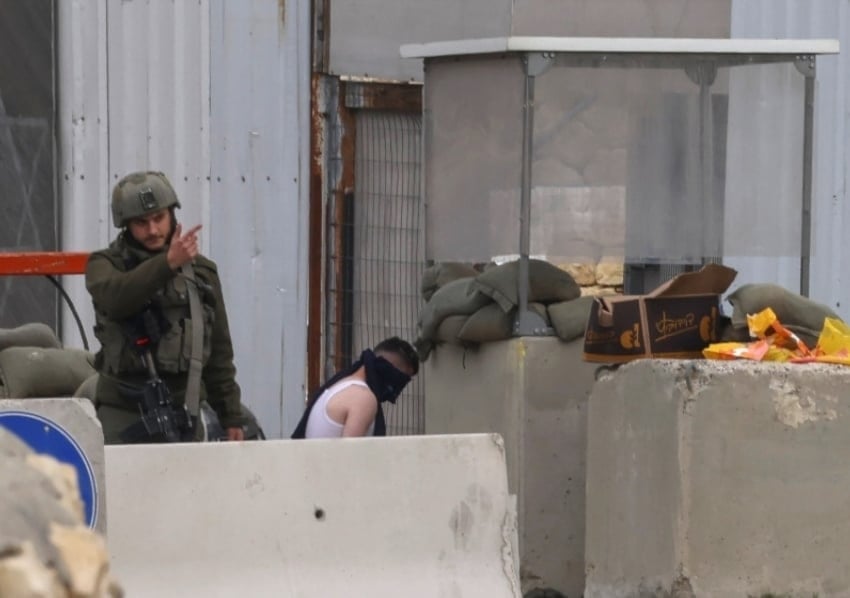 Fuerzas israelíes someten a los palestinos arrestados. 