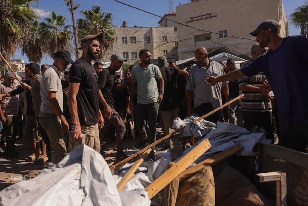 Consecuencias del bombardeo israelí contra tienda de campaña de desplazados cerca del hospital Mártires de Al-Aqsa (Foto: AFP)