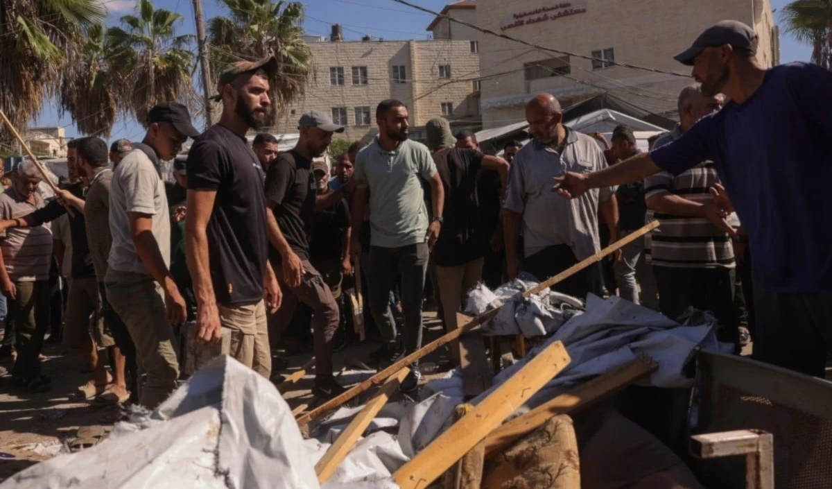 Consecuencias del bombardeo israelí contra tienda de campaña de desplazados cerca del hospital Mártires de Al-Aqsa (Foto: AFP)