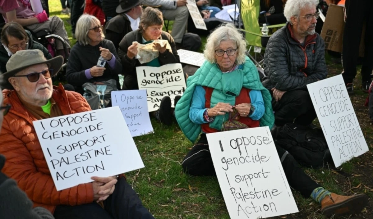 Manifestantes sostienen carteles en apoyo a Acción Palestina. 28 de septiembre de 2025 (Foto: AFP)
