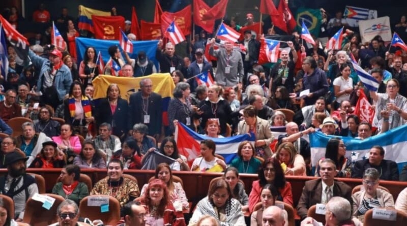 Ese tipo de encuentro nació en los años 90 como plataforma para coordinar acciones regionales contra el bloqueo y fortalecer la integración latinoamericana.