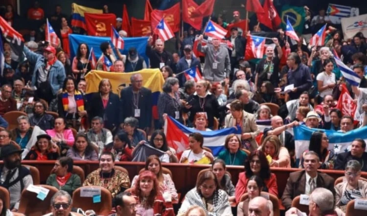 Ese tipo de encuentro nació en los años 90 como plataforma para coordinar acciones regionales contra el bloqueo y fortalecer la integración latinoamericana.