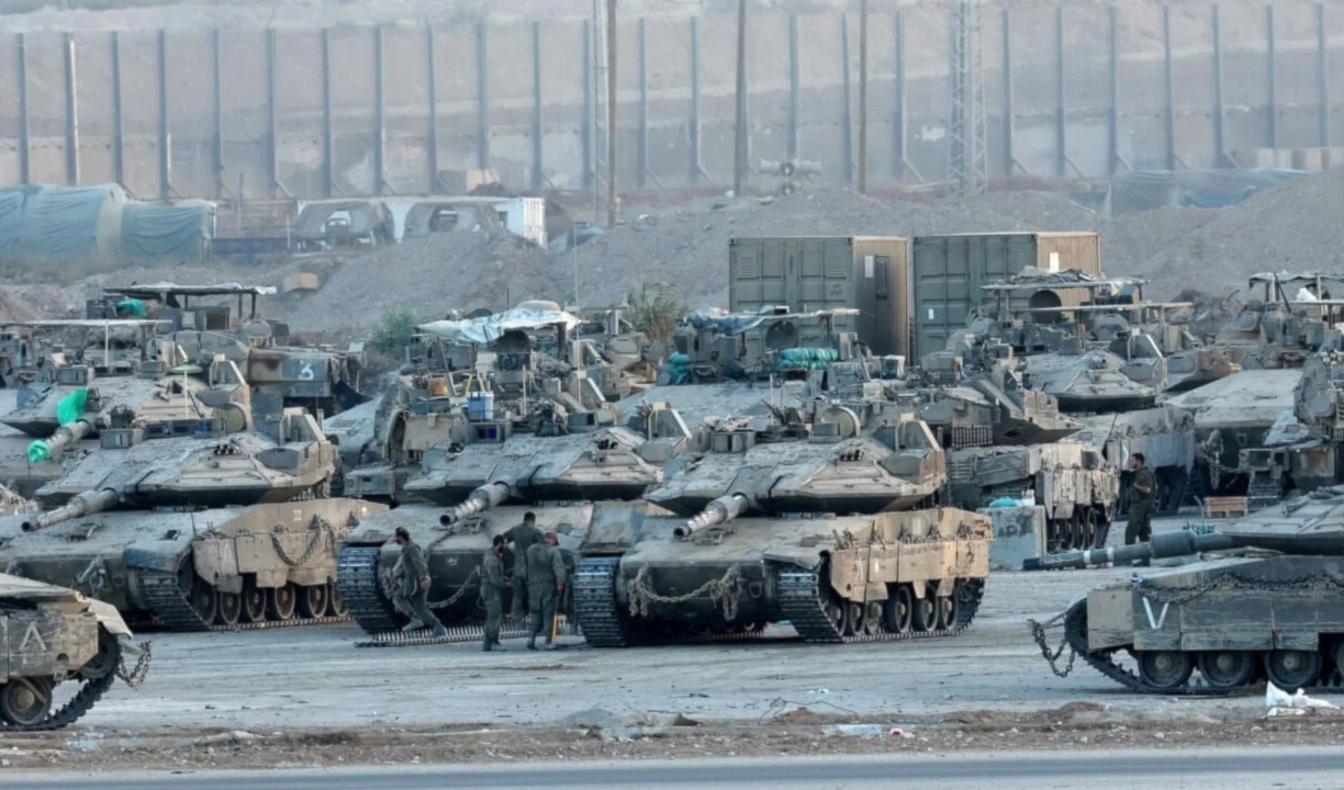 Tanques israelíes apostados en la frontera con la Franja de Gaza. (Foto: AFP)