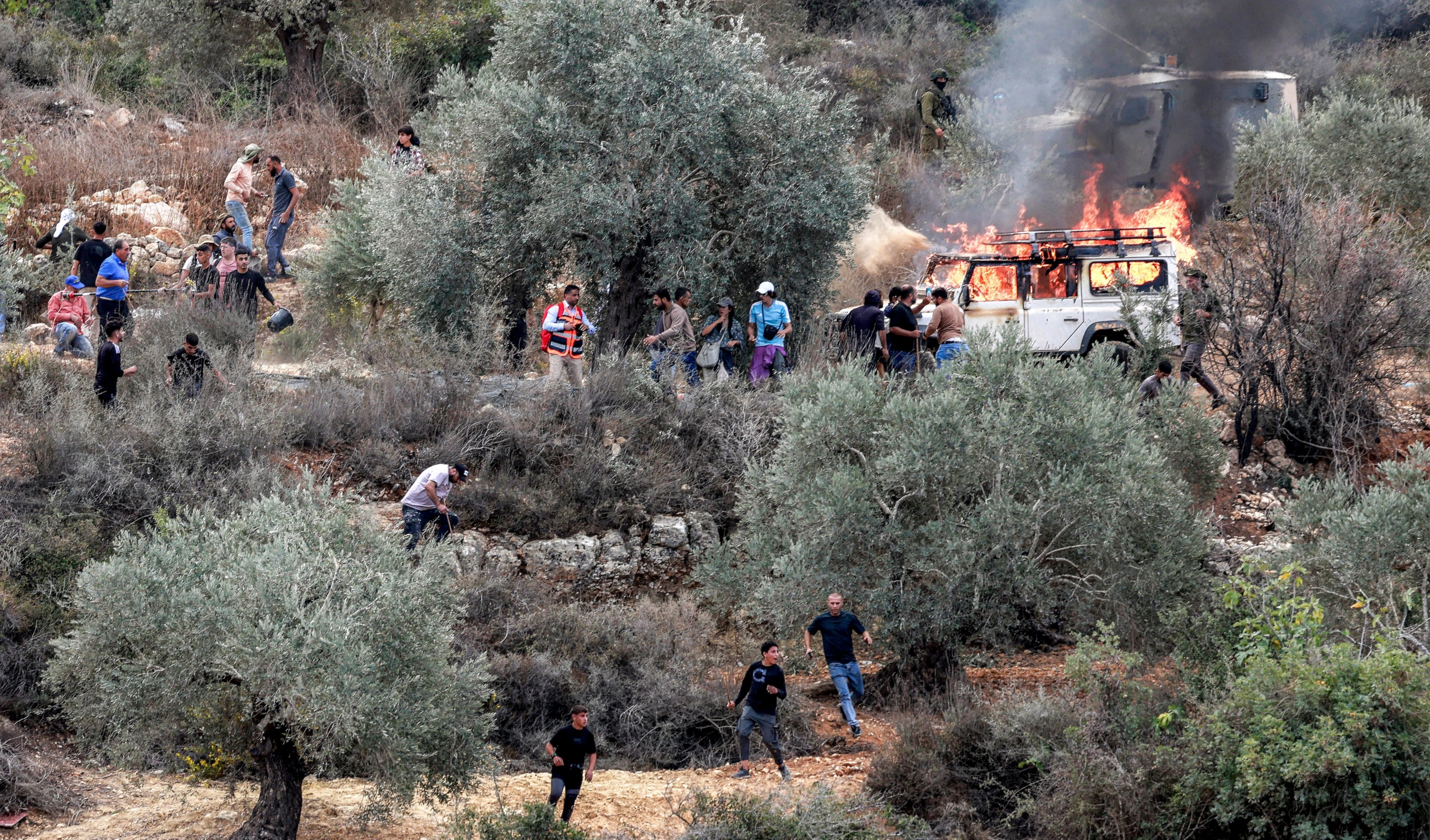 Colonos israelíes atacan a agricultores en Cisjordania Colonos israelíes atacan a agricultores en Cisjordania