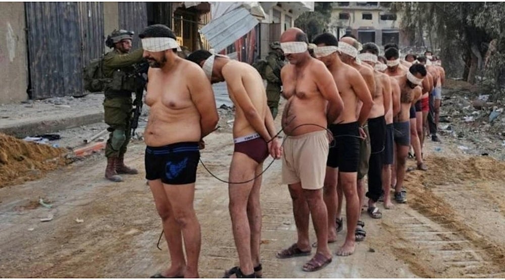 Prisioneros palestinos torturados y filmados por soldados israelíes. (Foto: Viento Sur)