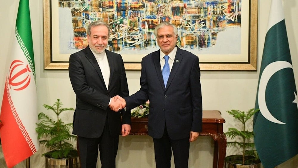 Encuentro entre el ministro de Asuntos Exteriores iraní, Abbas Araghchi, y su homólogo de Pakistán, Mohammad Ishaq Dar.