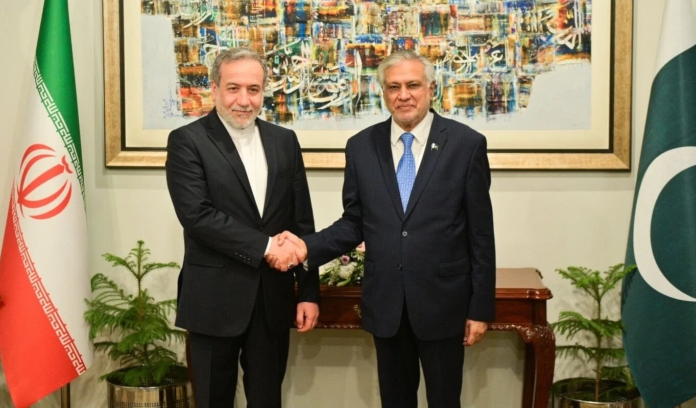 Encuentro entre el ministro de Asuntos Exteriores iraní, Abbas Araghchi, y su homólogo de Pakistán, Mohammad Ishaq Dar.