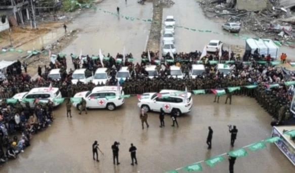 El lunes serán liberados 20 israelíes vivos y prisioneros palestinos bajo verificación internacional del alto el fuego. El lunes serán liberados 20 israelíes vivos y prisioneros palestinos bajo verificación internacional del alto el fuego.