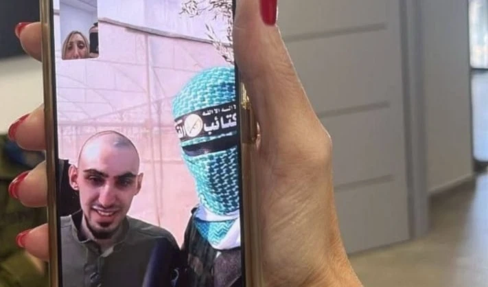 Prisioneros israelíes llamaron a sus familias desde teléfonos de Hamas Prisioneros israelíes llamaron a sus familias desde teléfonos de Hamas