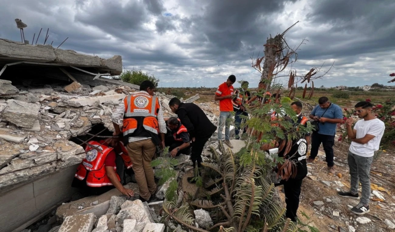 Trabajadores de la Defensa Civil rescatan restos en el corredor de Netzarim (Foto: Agencia Analodu)