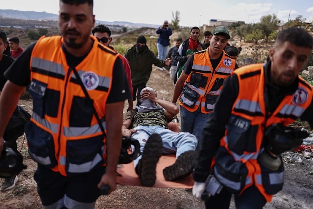 Defensa Civil transporta a herido palestino en enfrentamiento con fuerzas israelíes cerca de la prisión de Ofer (Foto: AFP)