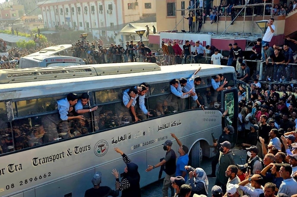 Las multitudes se congregaron en Khan Yunis, al sur de la Franja, bajo la supervisión de miembros de la resistencia palestina.