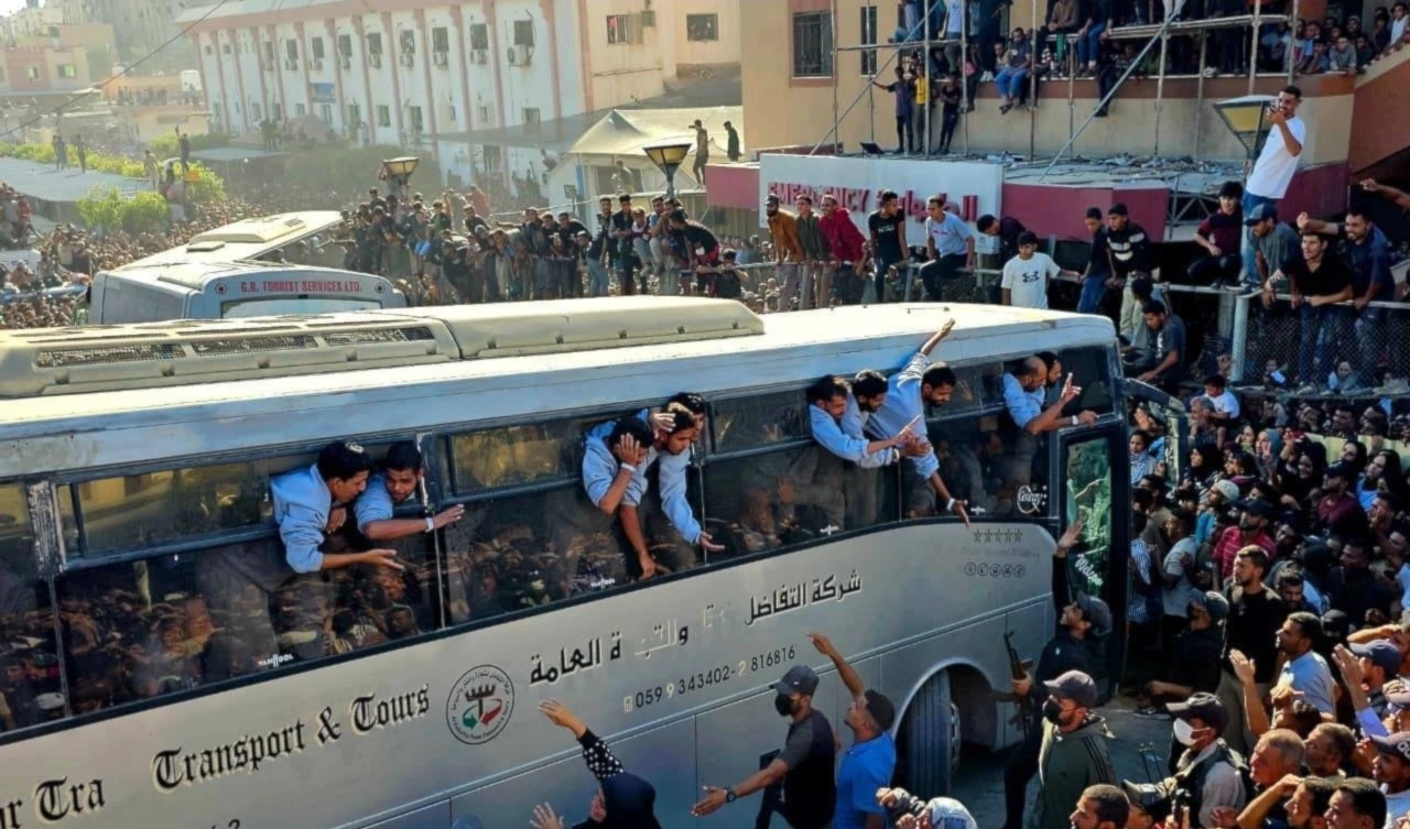 Las multitudes se congregaron en Khan Yunis, al sur de la Franja, bajo la supervisión de miembros de la resistencia palestina.