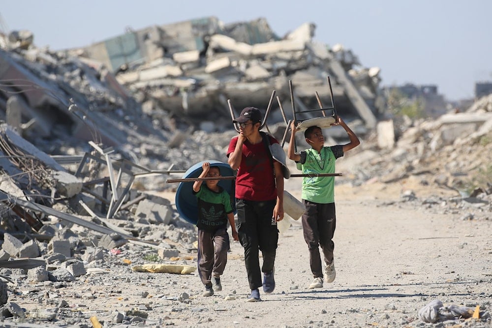  Palestinos regresan a sus hogares en la zona de Zahra, al norte del campamento de refugiados de Nuseirat, centro de la Franja de Gaza (Foto: AFP)