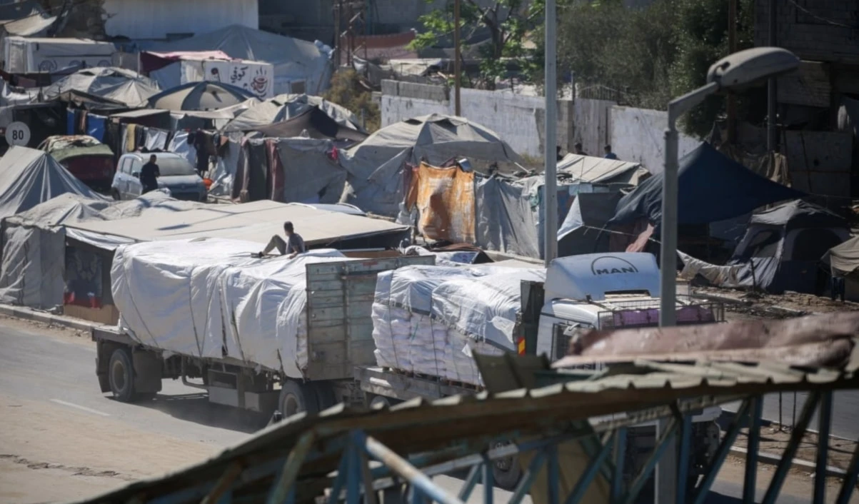 Camiones con ayuda entraron a la Franja de Gaza por el cruce de Kerem Abu Salem.