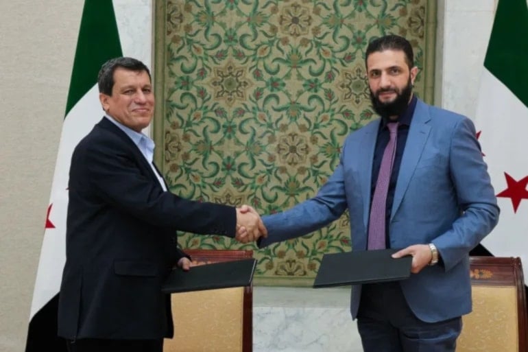 Ahmad al-Sharaa y Mazloum Abdi durante la firma del acuerdo de integración de las Fuerzas Democráticas Sirias en el gobierno sirio en marzo de 2025.