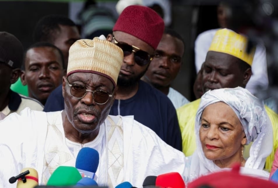 Opositor Issa Tchiroma se proclama ganador de elecciones en Camerún
