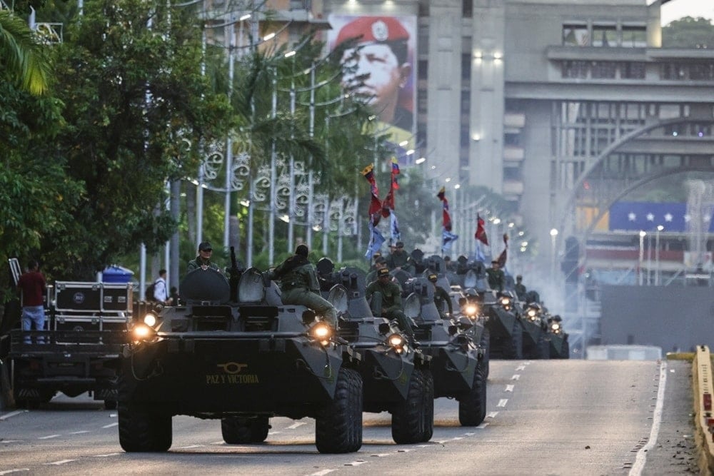 Vehículos blindados circulan durante una marcha en apoyo a Nicolás Maduro. Caracas, 23 de septiembre de 2025 (Foto: AP)