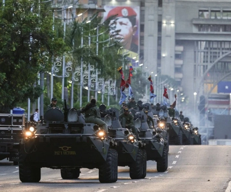 Vehículos blindados circulan durante una marcha en apoyo a Nicolás Maduro. Caracas, 23 de septiembre de 2025 (Foto: AP) Vehículos blindados circulan durante una marcha en apoyo a Nicolás Maduro. Caracas, 23 de septiembre de 2025 (Foto: AP)