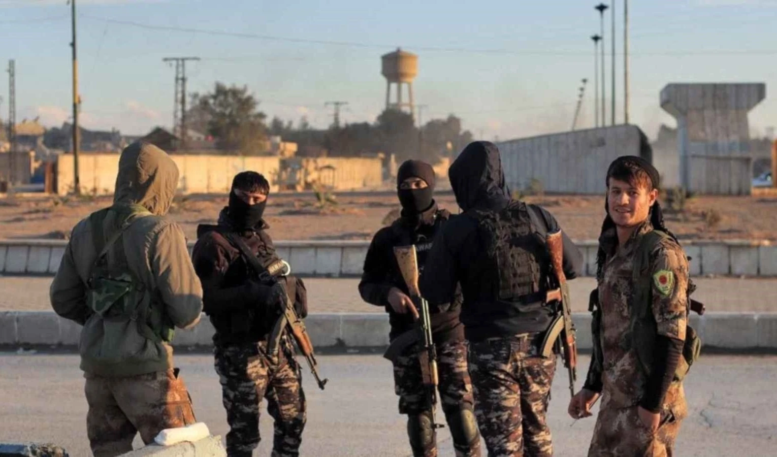 Enfrentamientos entre Asayish y células del Daesh en el este de Raqqa