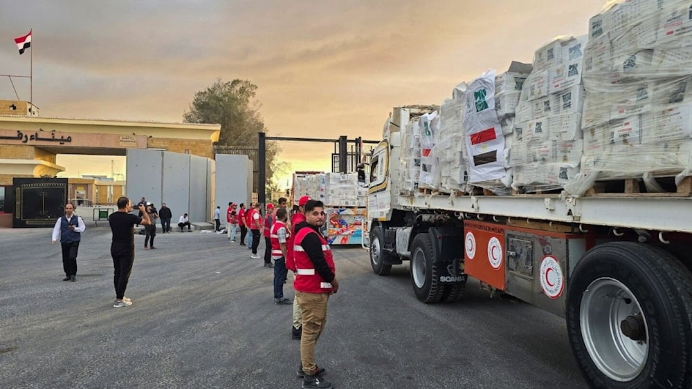 Camiones cargados de ayuda humanitaria esperan en la parte egipcia del cruce de Rafah para pasar a Gaza. (Foto: AFP)