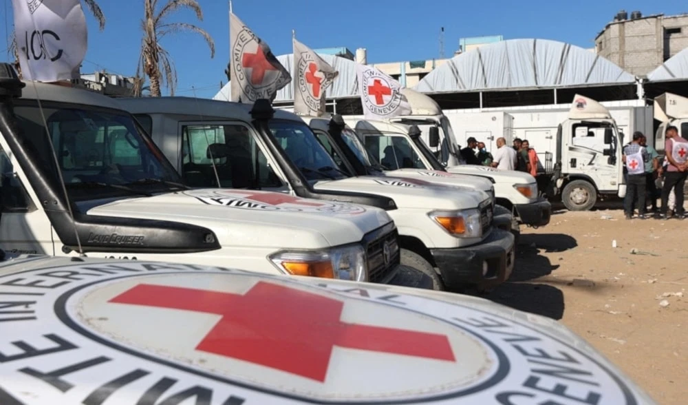 Vehículos de la Cruz Roja en el hospital Nasser en Khan Yunis, sur de Gaza (Foto: AFP)