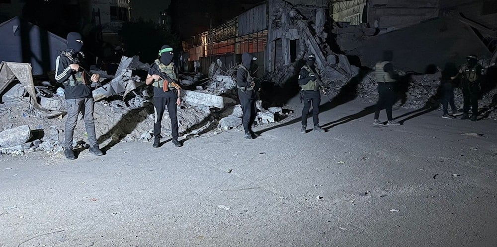 Combatientes de Hamas entregan los cuerpos de dos prisioneros israelíes a la Cruz Roja en la ciudad de Gaza. (Foto: Ayman Al-Hissi)