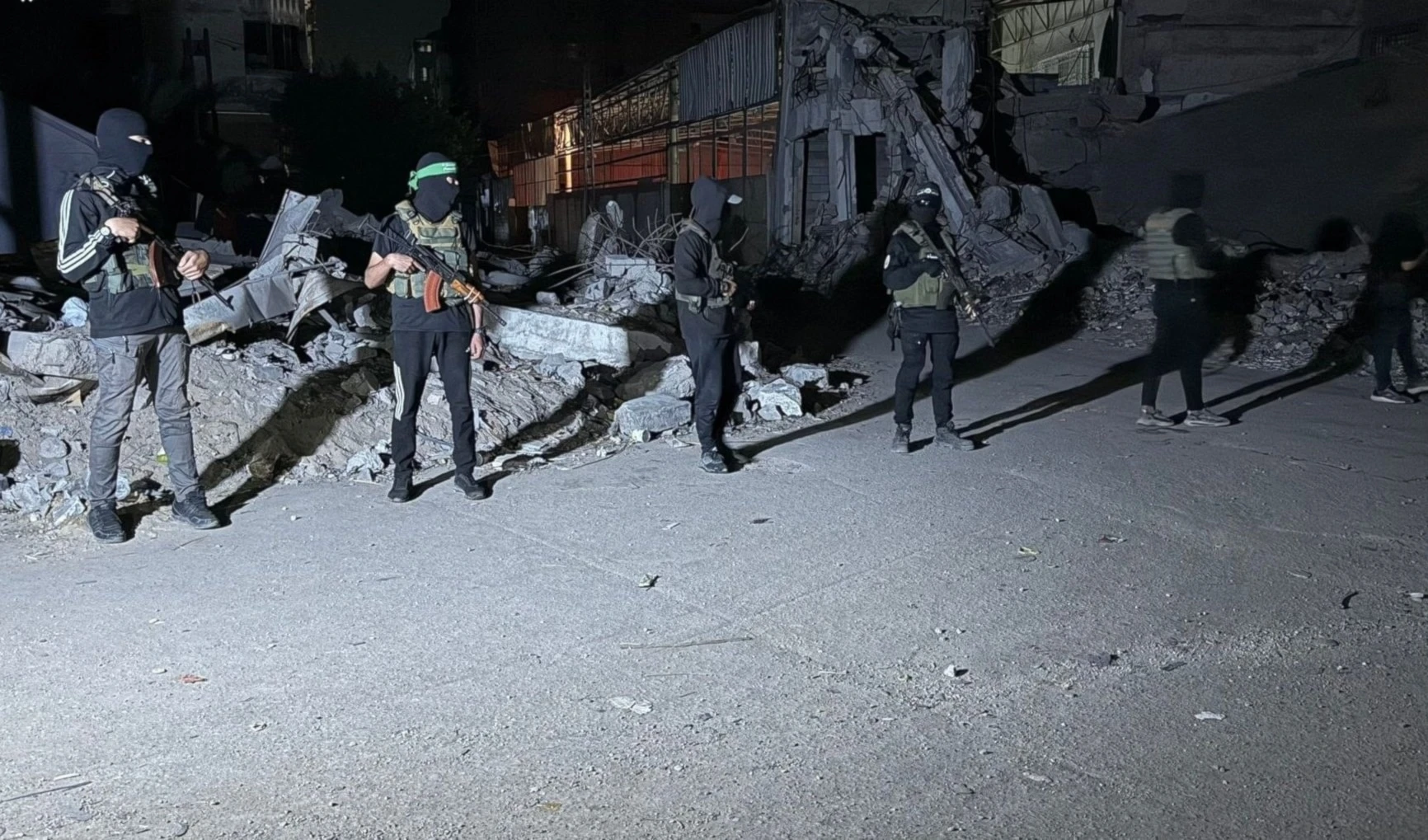 Combatientes de Hamas entregan los cuerpos de dos prisioneros israelíes a la Cruz Roja en la ciudad de Gaza. (Foto: Ayman Al-Hissi)