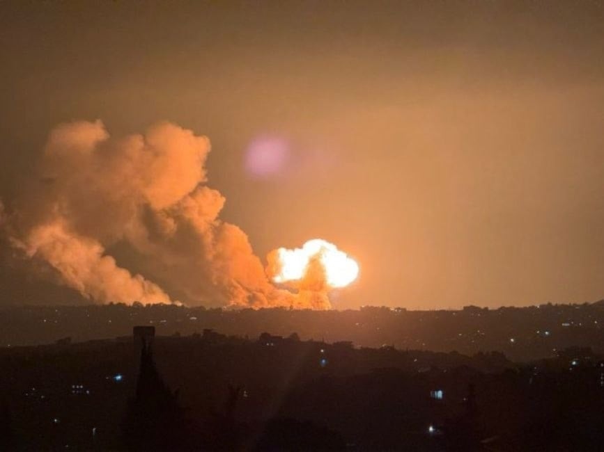 Un ataque aéreo israelí tuvo como objetivo la ciudad de Ansar, sur de Líbano (Foto: Viral)