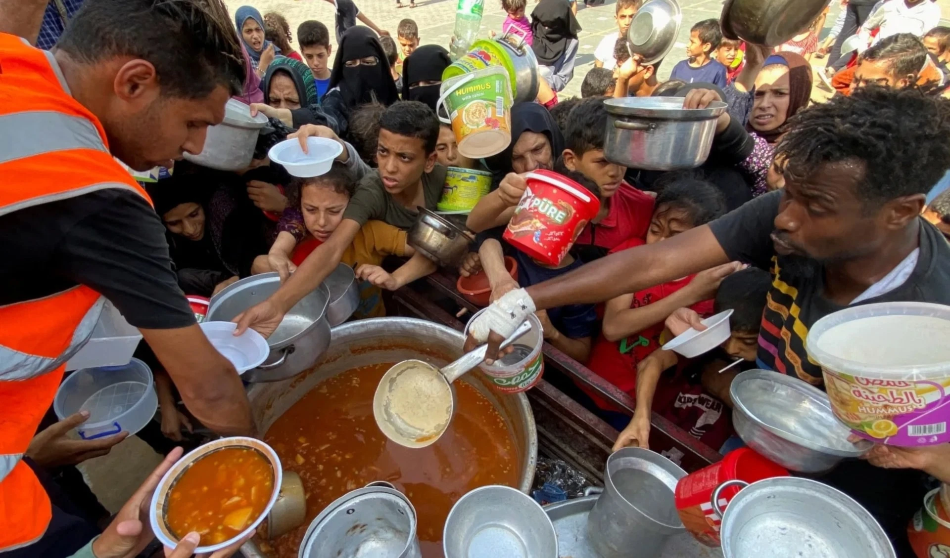 El control israelí de los cruces y la militarización de la ayuda obstaculizan una distribución equitativa de los alimentos . El control israelí de los cruces y la militarización de la ayuda obstaculizan una distribución equitativa de los alimentos .