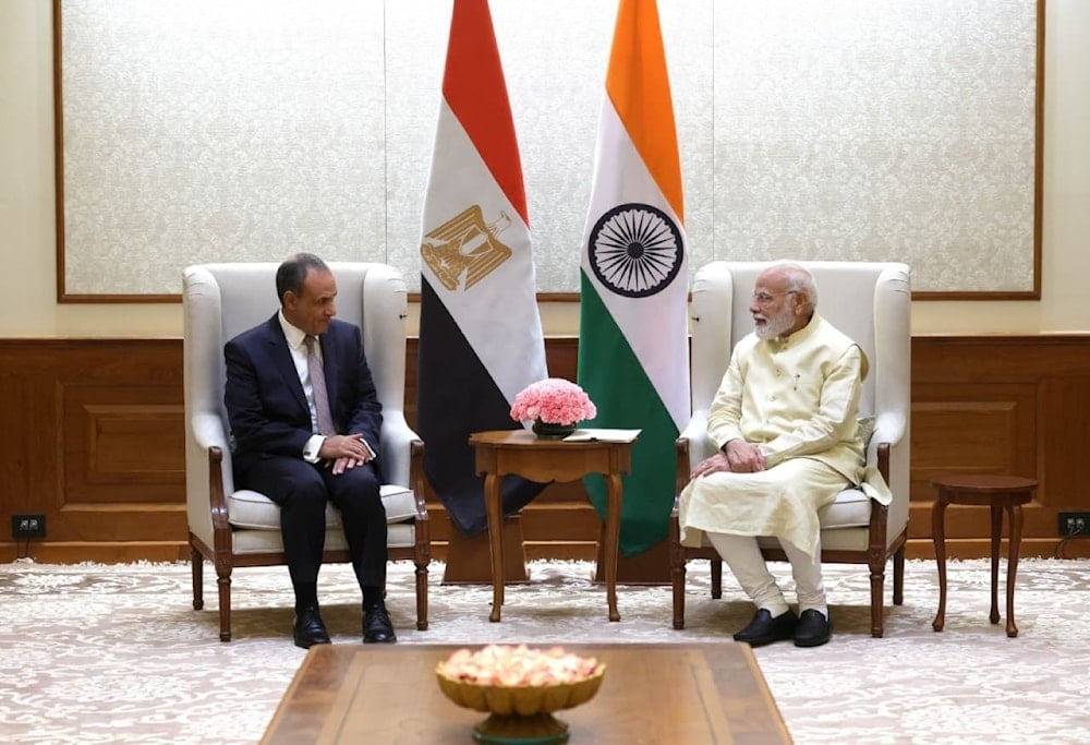 El primer ministro de India, Narendra Modi, recibe al canciller de Egipto, Badr Abdelatty.