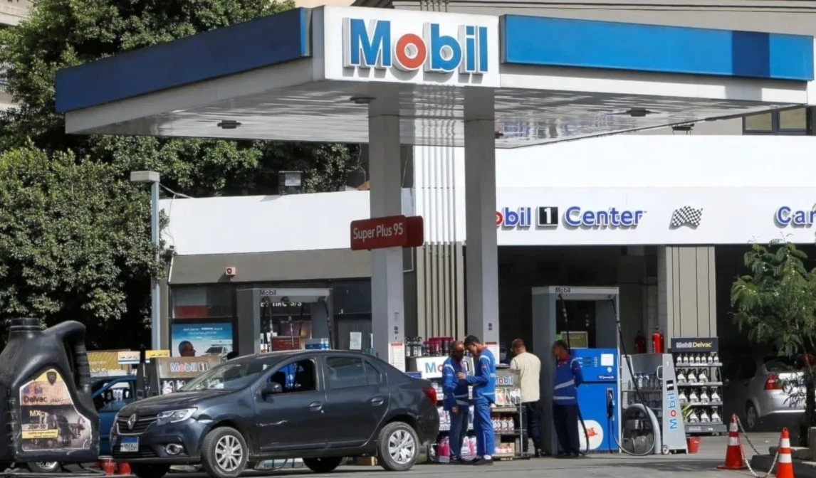 Egipto enfrenta desafíos económicos: la devaluación de la libra, la inflación persistente y la dependencia del financiamiento externo.