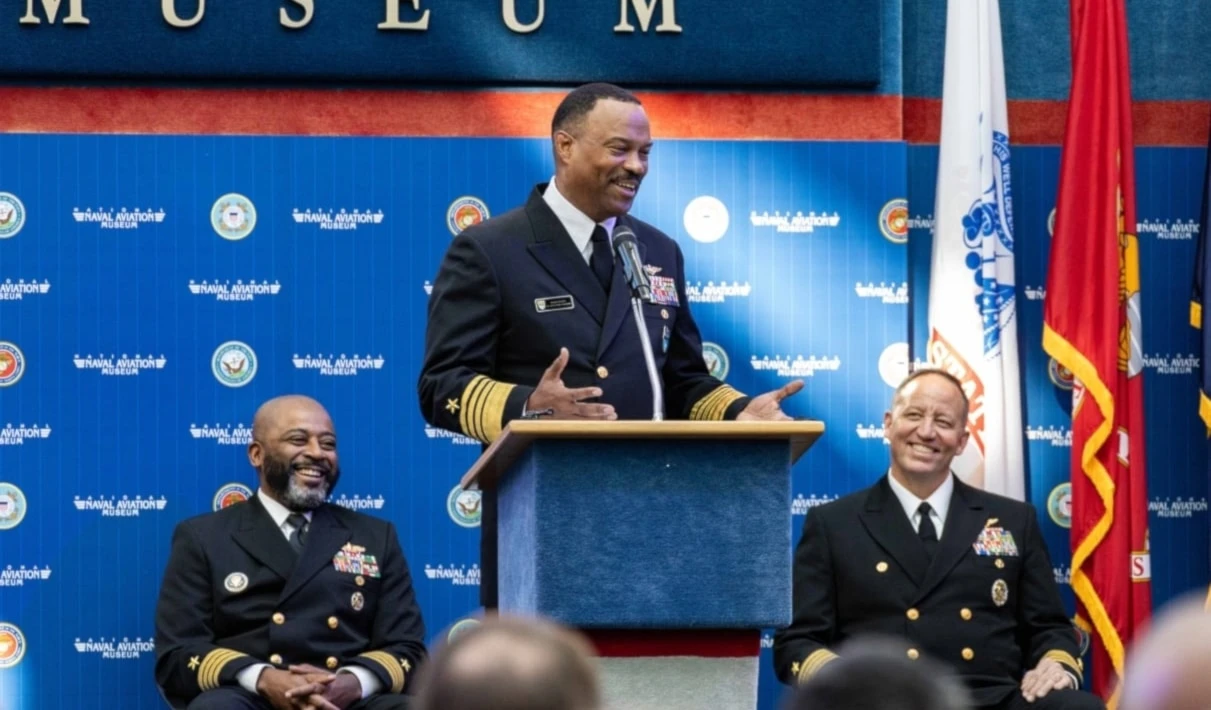 Las discrepancias aumentaron cuando Holsey expresó preocupación por la legalidad de ciertas operaciones militares.