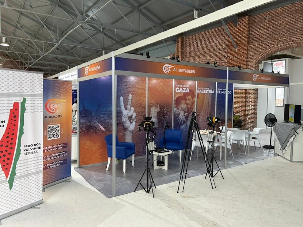 Al Mayadeen presenta un stand dedicado a la resistencia del pueblo palestino.