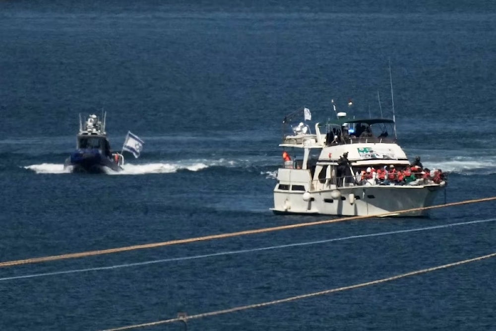 Soldados de la Marina israelí conducen un barco de la flotilla al puerto de Ashdod, este jueves. (Foto: AP)