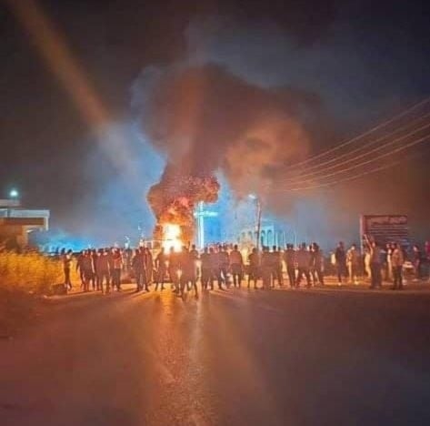 Como parte de las protestas, los habitantes bloquearon la carretera principal que conecta Annaz con el valle, en repudio al crimen.