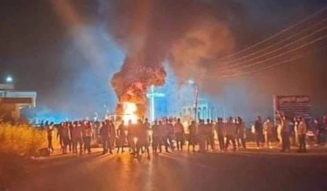 Como parte de las protestas, los habitantes bloquearon la carretera principal que conecta Annaz con el valle, en repudio al crimen.